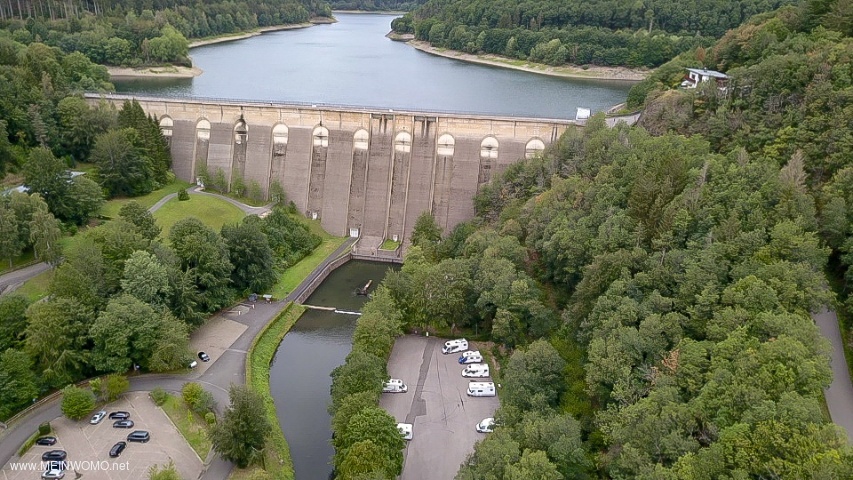 You can see the parking space under the dam wall very well. 