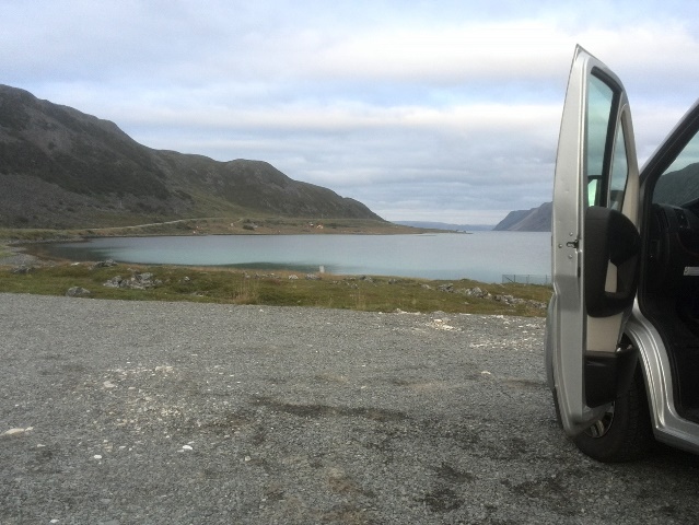 Blick vom Stellplatz auf den Fjord nach Osten
