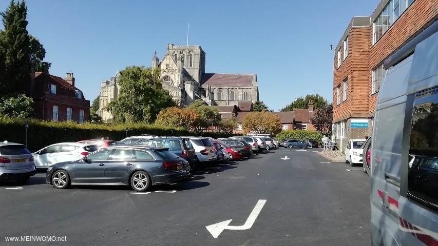 Blick vom Parkplatz zur Cathedrale