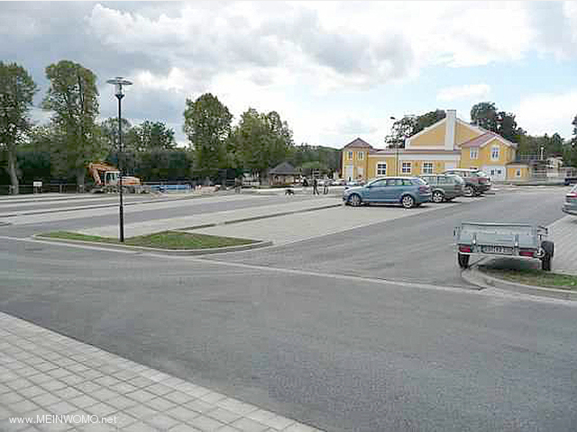  Ett nyrenoverat parkeringsplats fr beskare till Svandammen.