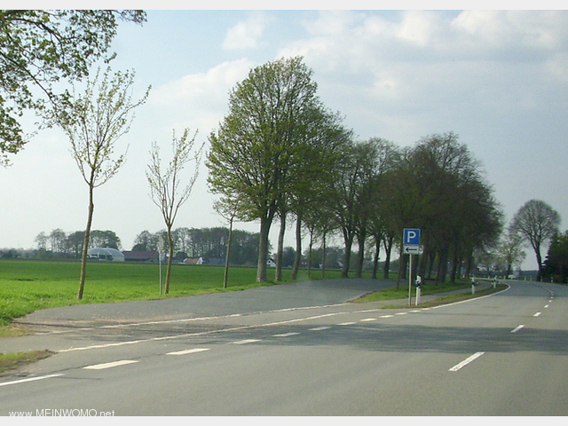Einer der wenigen offiziellen Parkpltze (hier bei Apelstedt) an der B61, einer Verbindung zwischen  ...