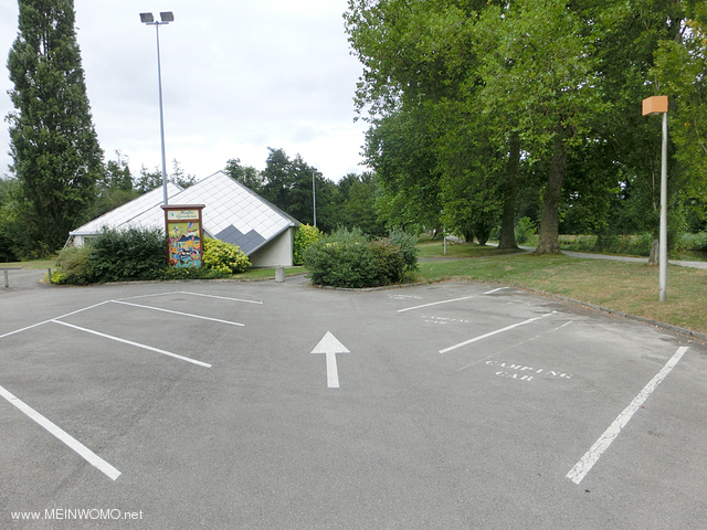  De drie aangewezen RV parkeren is beschikbaar op het einde van de parkeerplaats vlak voor de aansla ...