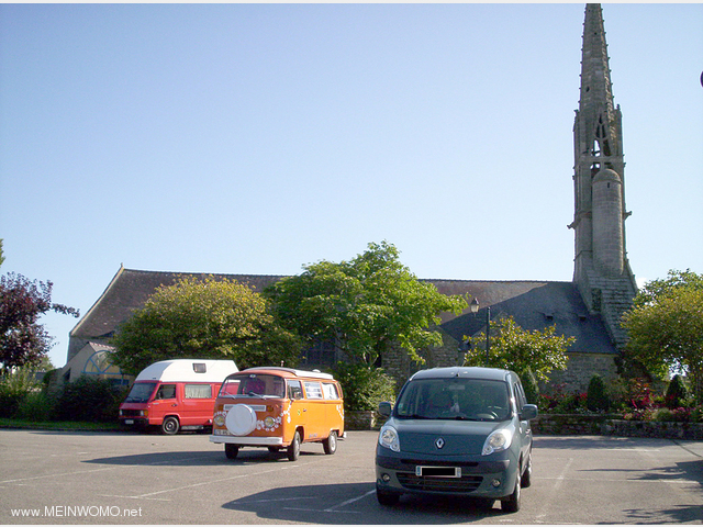 Der Parkplatz in Pouldergat befindet sich direkt neben der Kirche. 