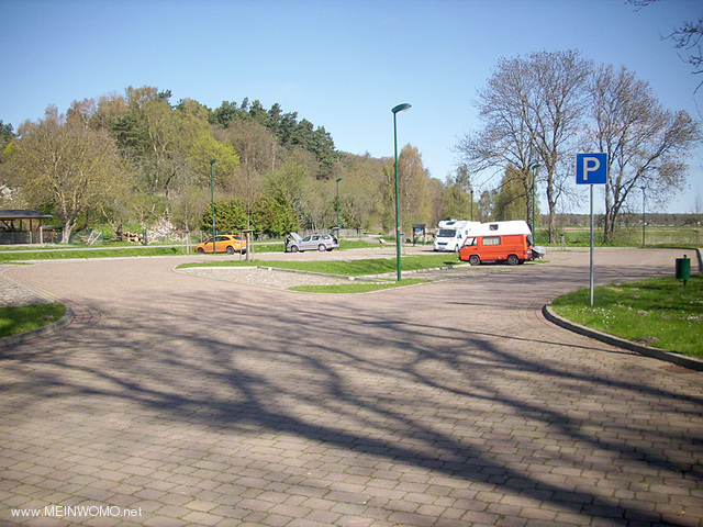 Der kostenfreie Parkplatz am Golm ist fr Besucher der Gednksttte gedacht, ist aber ohne Einschrn ...