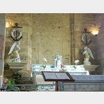 Der Altar der tagsber immer geffneten Chapelle de Notre-Dame-de-Rocamadour.