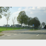 Einer der wenigen offiziellen Parkpltze (hier bei Apelstedt) an der B61, einer Verbindung zwischen der A2 (bei Porta Westfalica) und der A1 (Bremen), mit der nach Norden Reisende Staus bei Hannover und auf der A7 (Richtung Hamburg) umfahren knnen.