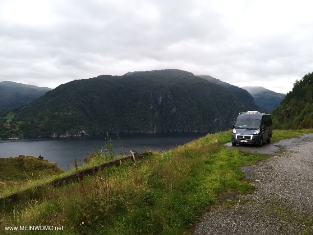 Parkeren boven de fjord met een onbeschrijfelijk uitzicht. 