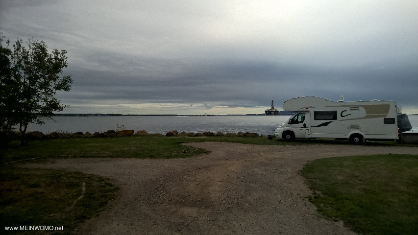  Liten parkeringsplats med utsikt ver Cromarty Firth.