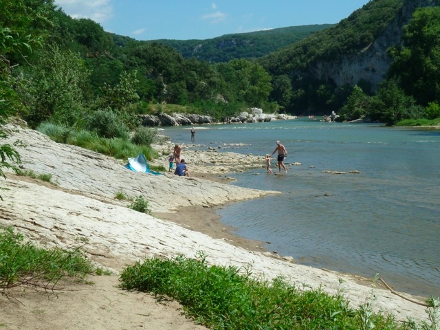  Directly from the campsite to get to the banks of the Ardche, where you can wonderfully sunbathe,  ...