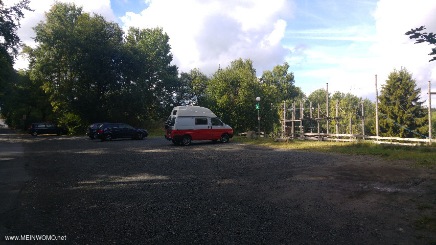 Parkplatz, im Hintergrund der Klettergarten