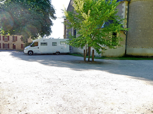  Apremont-sur-Allier - Official visitor parking lot at the church
