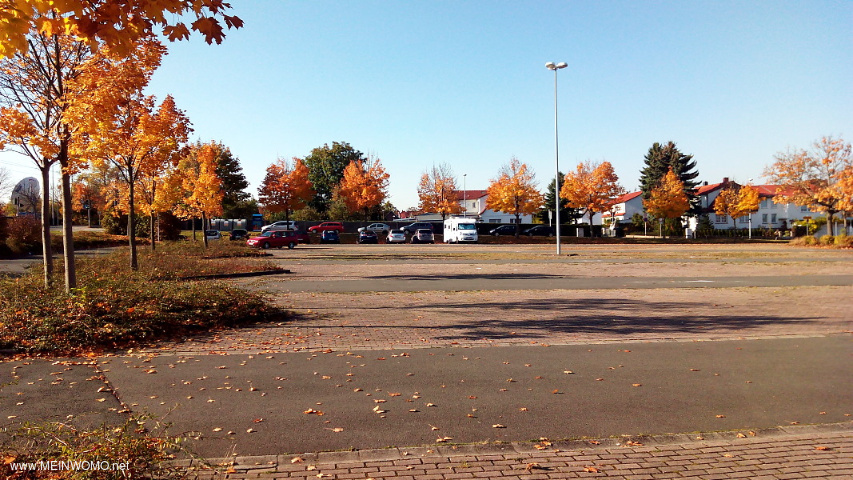  Erfurt, egapark - Zelfs als de parkeerplaats leeg is, staan ​​veel autos net op de camperplaat ...