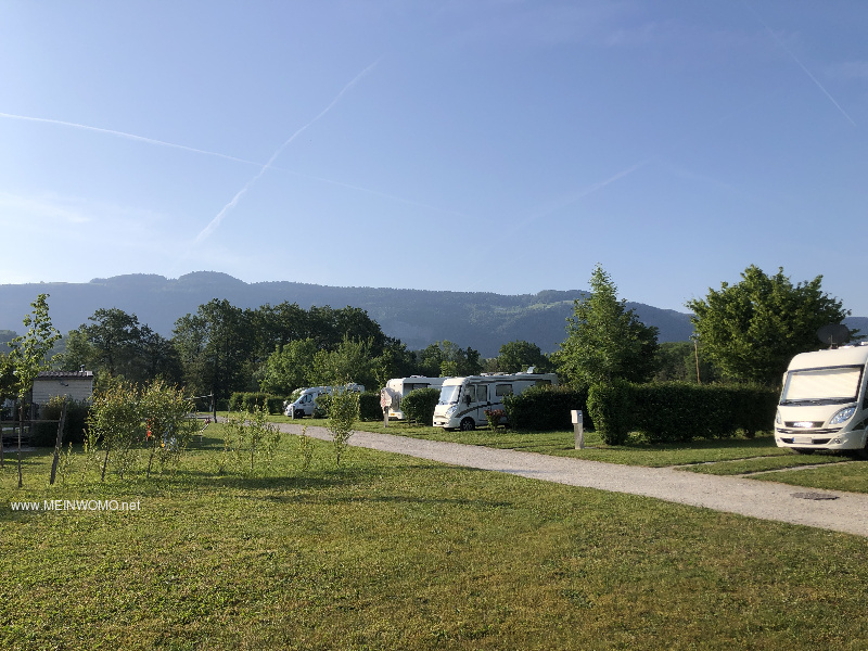 Aanzienlijk grotere plaatsen aan de achterzijde van de camping. Hiervoor moet u 2  3 euro per dag e ...