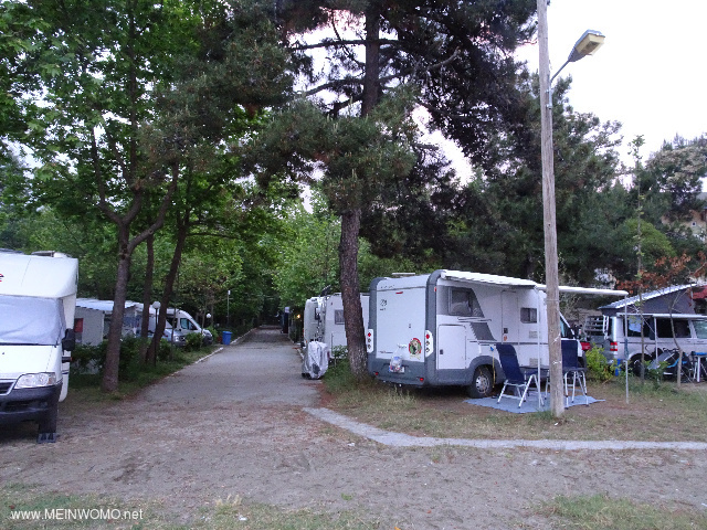  Voorbijgangers kunnen zich in de buurt van het strand opstellen, achterin zijn alle permanente kamp ...