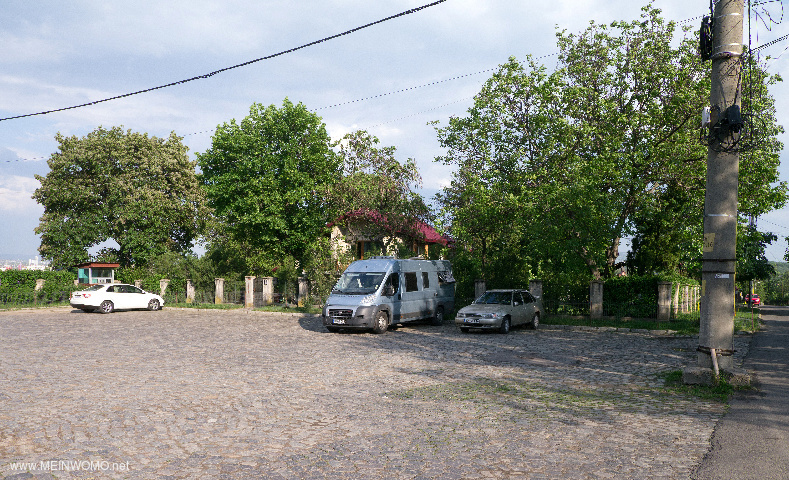  Parcheggio di fronte al monastero