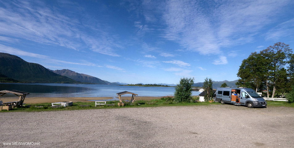 Stellplatz mit Blick auf den Fjord