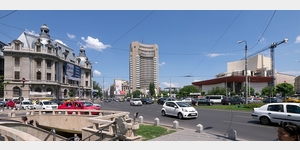 Universittsplatz, Kreuzungsbereich. Links im Bild eine Abteilungs der Universitt von Bukarest, in der Mitte das Hotel Intercontinental, rechts das neue Rumnische Staatstheater.