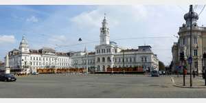 Arad Rathausplatz: In der Mitte das Rathaus, links der Palast Cenad, rechts die Universitt Aurel Vlaicu