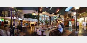 Hundertwasser Village InnenansichtIn der Mitte die Cafe-Bar 