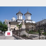 Coltea-Kirche, auf dem Gelnde des Coltea-Spitals. Davor das Standbild von Mihai Cantacuzino.