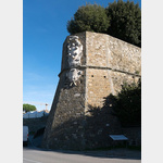 Rocca di Montalcino, Eckturm mit Wappen