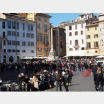 Piazza della Roronda mit dem Obeslisk an einem Sonntag