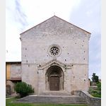 Franziskanerkloster. Romanischer Giebel mit Portal und Rosette