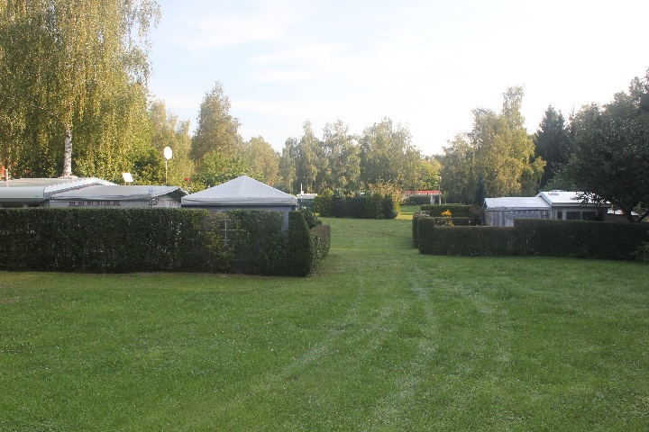 lots of space and greenery, the Long-term campers are scattered on the square