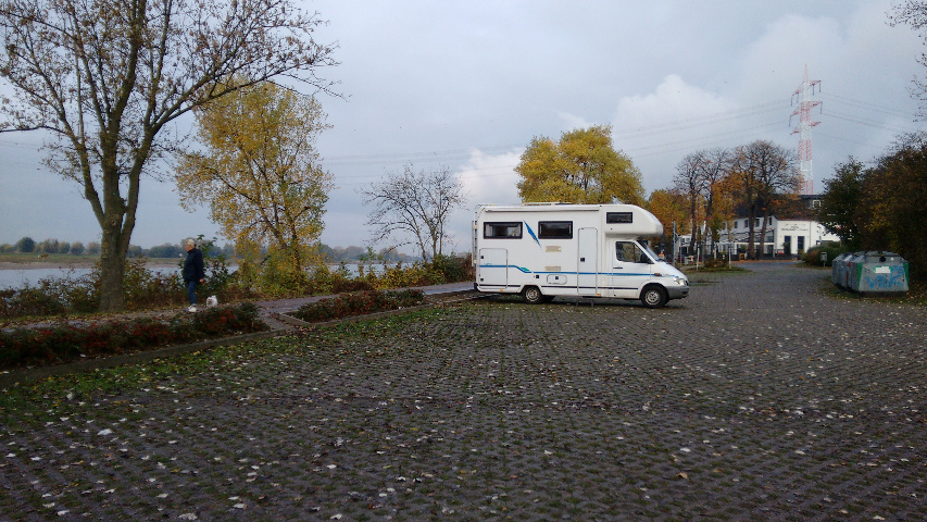 Monheim Baumberg,,Parkplatz am Rhein