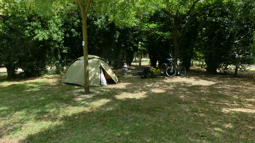  Camping ombrag, calme des lieux, agrable par temps chaud en Provence