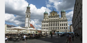 Rathausplatz in Augsburg mit Perlachturm und Rathaus