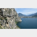 MTB Tour Torbole - Pregasina - grandiose Strecke entlang der Felsen - im Hintergrund Riva