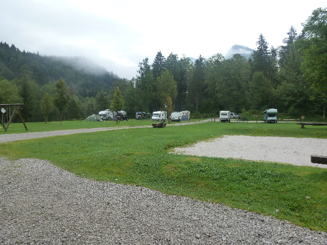  Au premier plan, la zone de tente, camping derrire pour les caravanes et mobiles