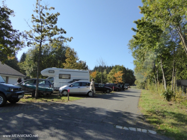 Parkeerplaats voor wandelaars in Sandplacken - een populaire bestemming in het Taunus Natuurpark