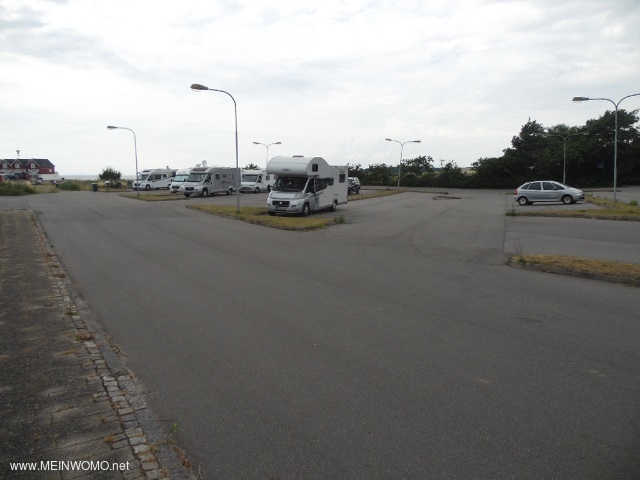  08.07.21: Parkeringsplats (del av en strre parkeringsplats), p ngot stt obekvmt  