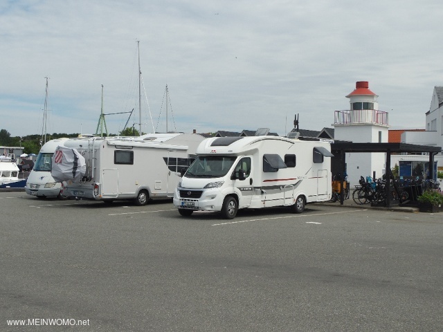  08.07.21: Parkeringsplats vid hamnen, mycket trngt under dagen  
