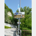 Hinweisschild geradeaus zum Busparkplatz, rechts ber die Brcke zum Kloster Neustift