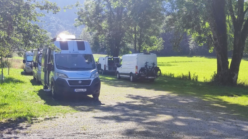 De parkeerplaats vanaf de toegangsweg