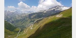 Blick vom Furkapass, links mitte Serpentinen des Grimselpasses nach Gletsch, rechts Rhonegletscher, mitte verlauf der Furkapassstrasse nach Gletsch