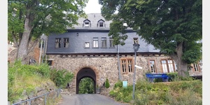 Der Albertusbau mit Eingang zur Burganlage
