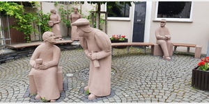 Skulpturengruppe auf dem Reiler Dorfplatz , vorn Teufel & Pfalzgraf, links Wingertsfrauen, rechts Reiler Bibad