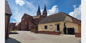 Ostseite der Klosterkirche( Stiftskirche St. Marien und St. Nikolaus)