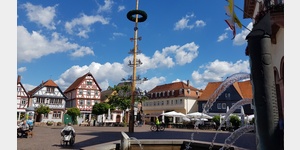 Blick auf den Marktplatz von Seligenstadt, im Vordergrund  der Marktplatzbrunnen