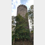 Bergfried vom Innenhof gesehen, 32m hoch 10m Auendurchmesser, 3,5m Innendurchmesser
