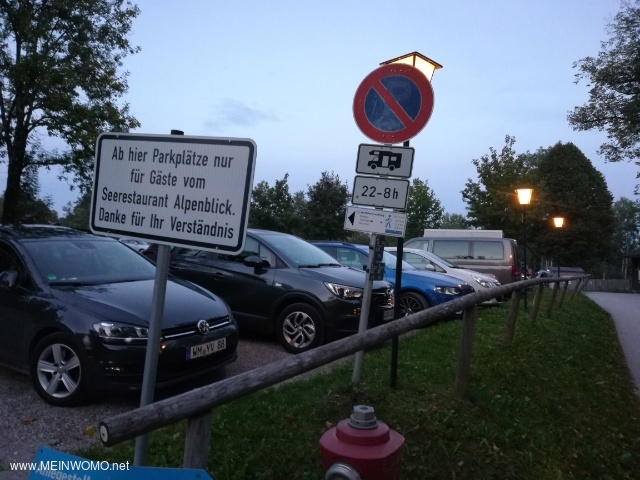  Parking au Seerestaurant avec le signe sur la possibilit de passer la nuit avec le camping-car.