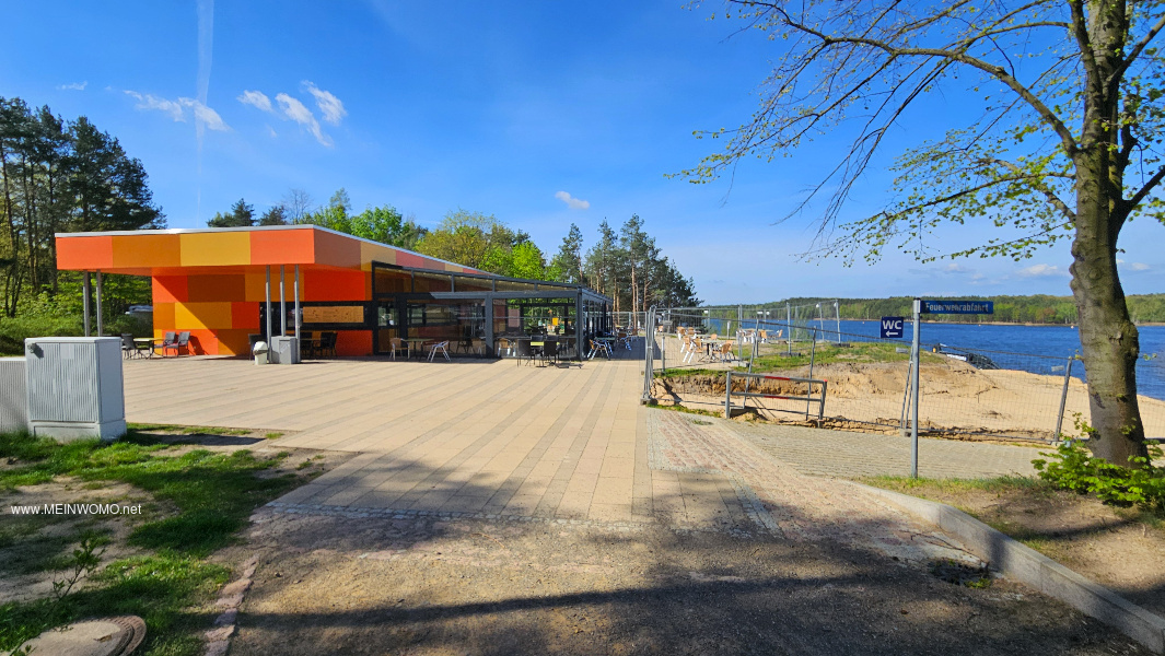 Restaurants nouvellement construits avec vue sur le lac