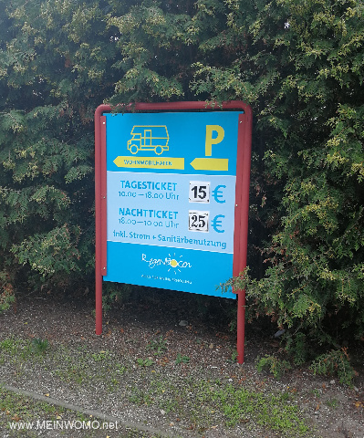  Information sign in front of the entrance to the parking space.