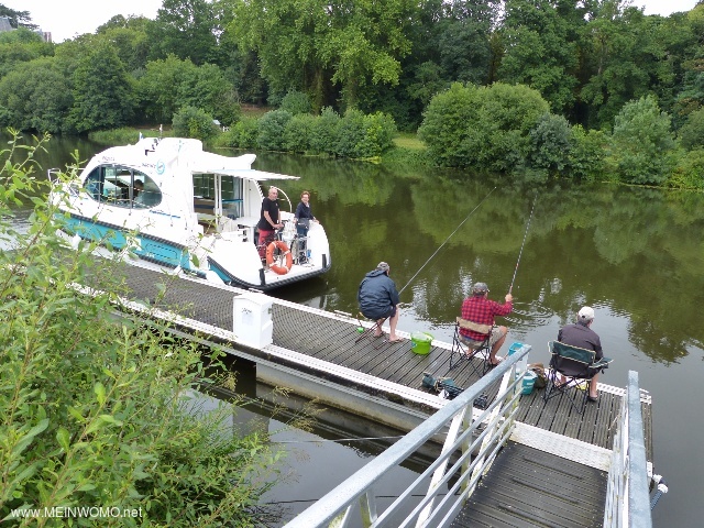 Direkt beim Campingplatz, der Fluss Mayenne, die Bootsanlegestelle, Fischen.