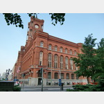 Das Rote Rathaus ist eines der bekanntesten Wahrzeichen von Berlin und Sitz des Regierenden Brgermeisters sowie des Senats von Berlin. Der Name des Gebudes stammt von der Fassadengestaltung mit roten Ziegelsteinen. Zwischen 1861 und 1869 wurde das Rote 