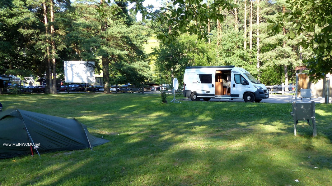 Campingplatz mit Wohnmobilen und Zelten